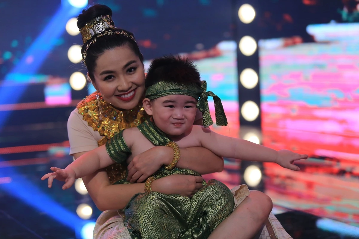 Nghe si Kim Tu Long trang diem cho vo anh 7