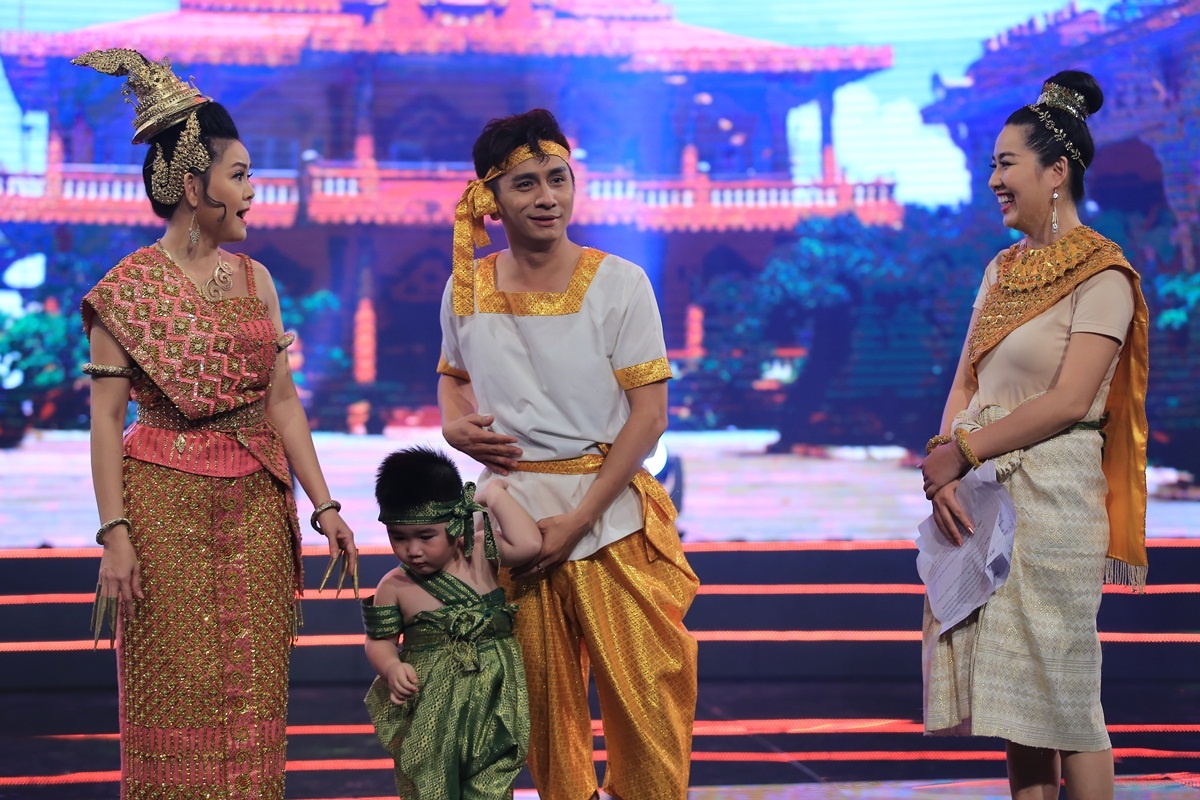 Nghe si Kim Tu Long trang diem cho vo anh 8