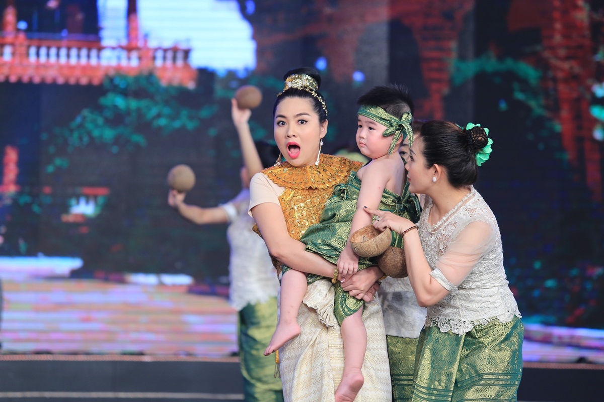 Nghe si Kim Tu Long trang diem cho vo anh 10