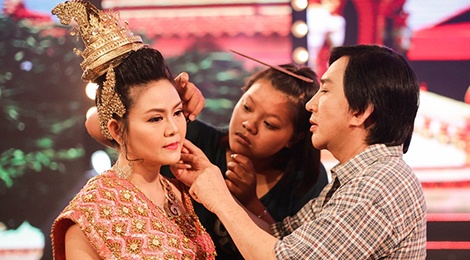 Kim Tu Long trang diem cho vo trong hau truong hinh anh