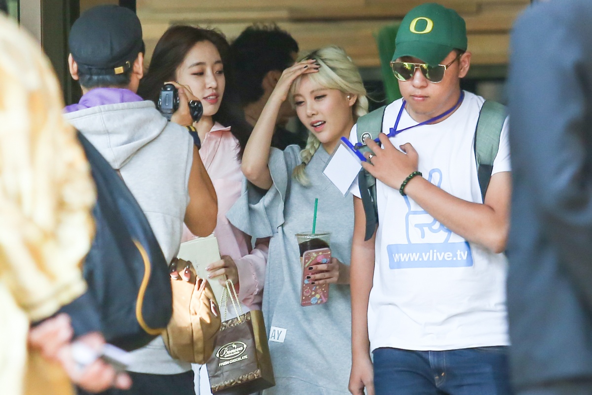 T- ara mac ao dai Viet Nam anh 1