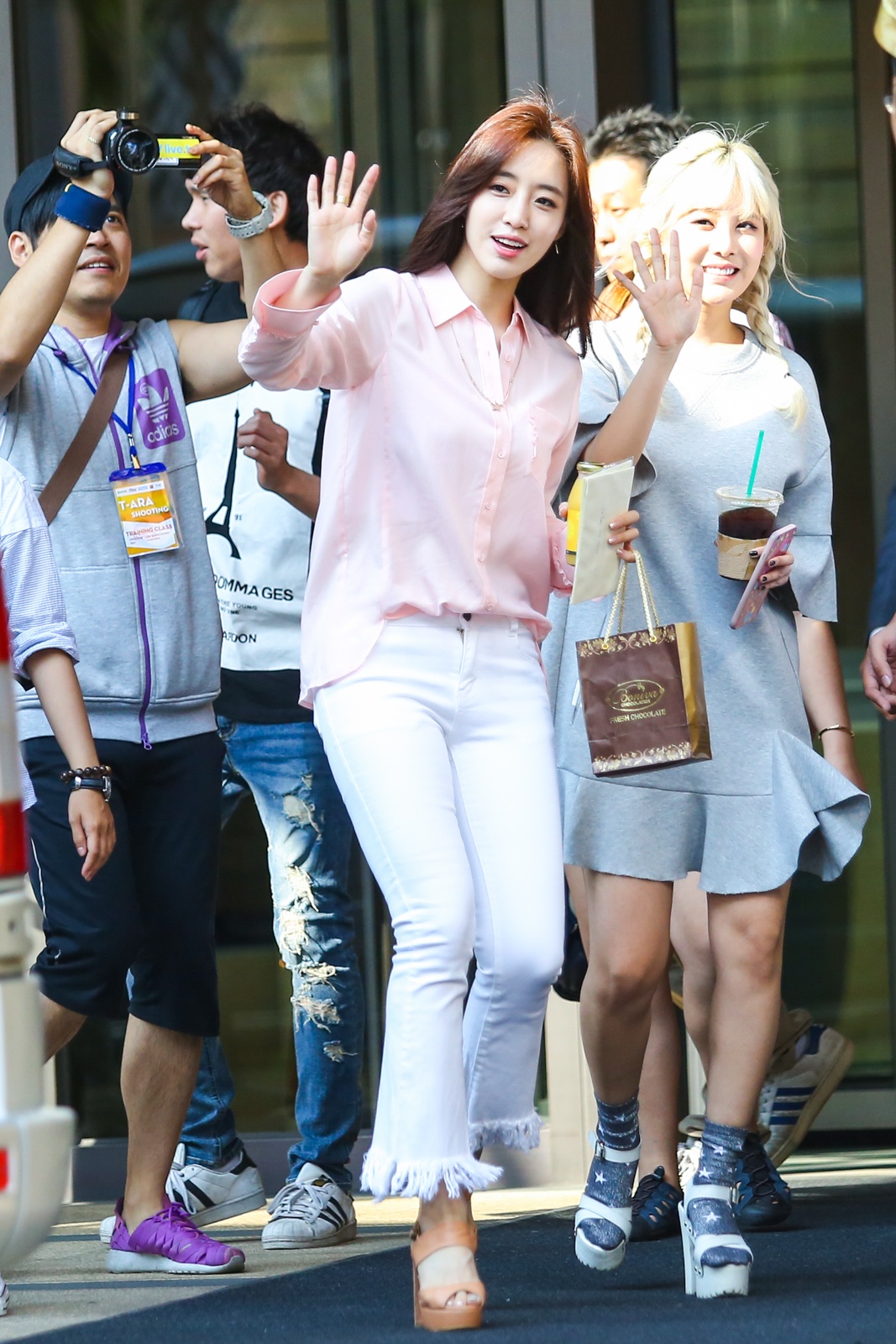 T- ara mac ao dai Viet Nam anh 4