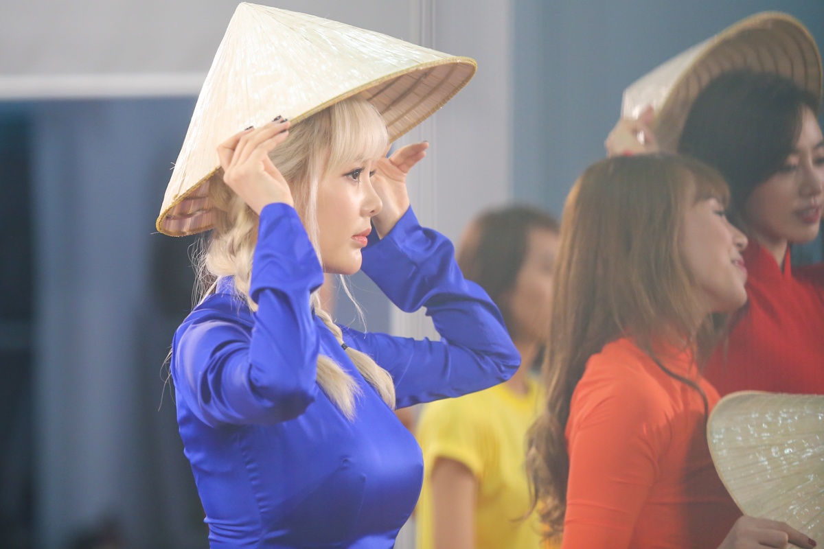 T- ara mac ao dai Viet Nam anh 9