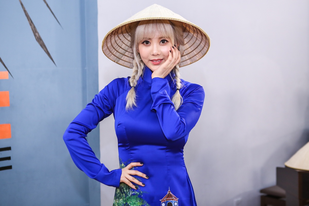 T- ara mac ao dai Viet Nam anh 13
