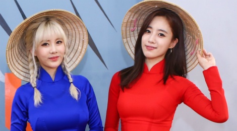 Hai thanh vien T-ara duyen dang trong ta ao dai Viet hinh anh