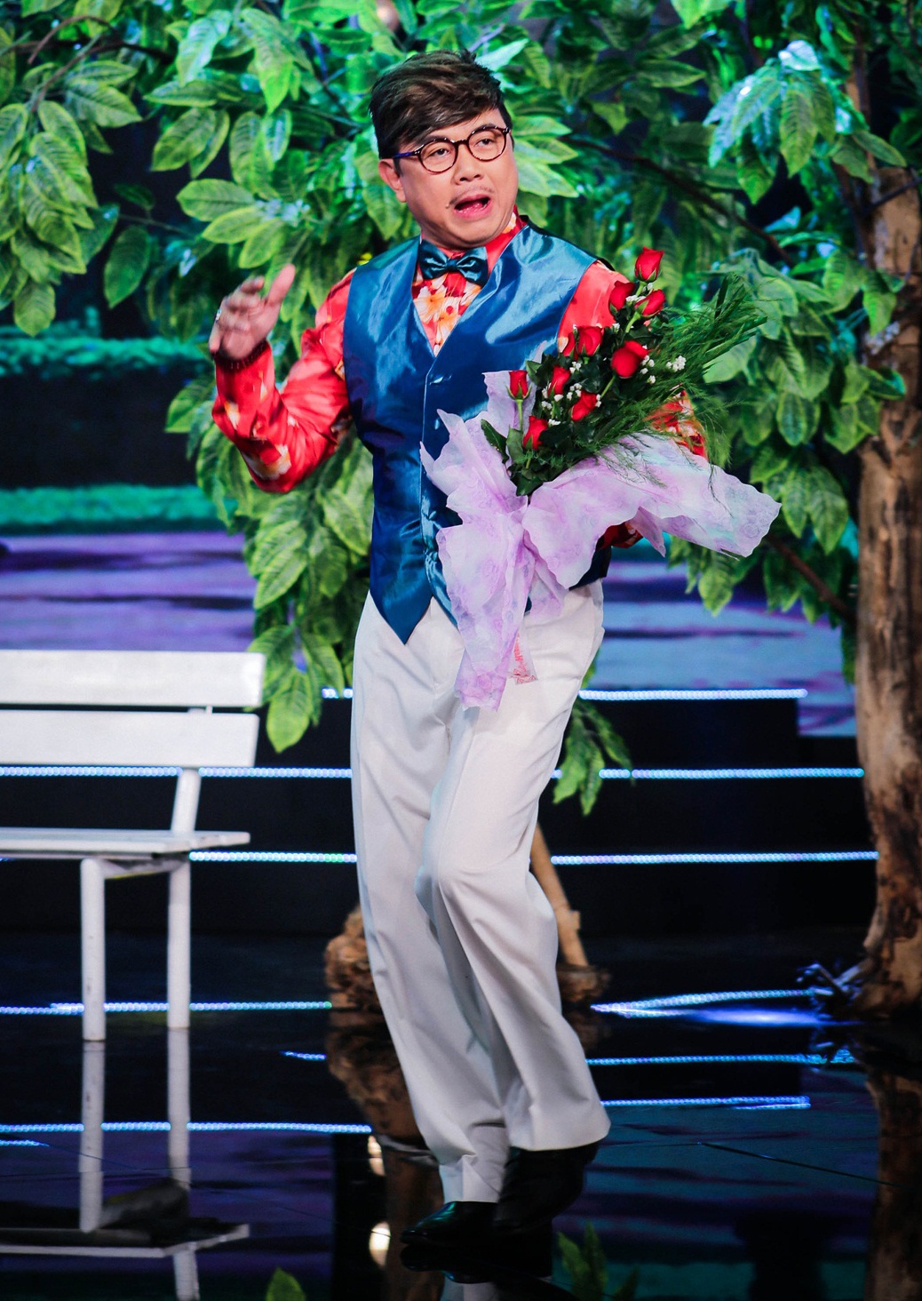 Chí Tài bị Lê Khánh cưỡng hôn ảnh 1 Chi Tai bi Le Khanh cuong hon anh 1