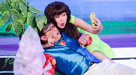 Chi Tai lao dao vi bi Le Khanh cuong hon trong tieu pham hai hinh anh