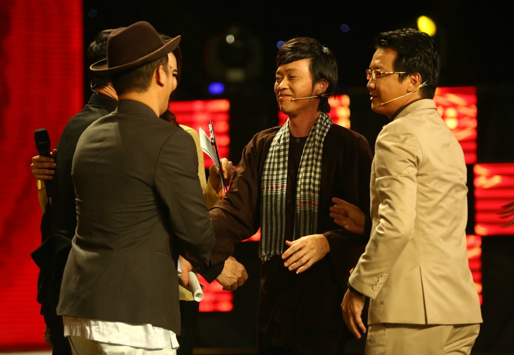 Hoai Linh hao phong tang tien,  Hoai Linh lay tien tui ung ho,  Hoang Chau anh 7