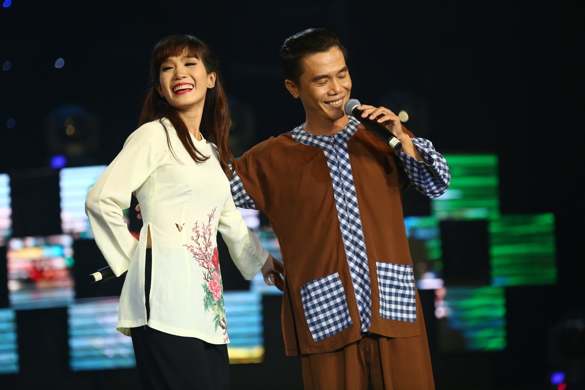 Hoai Linh hao phong tang tien,  Hoai Linh lay tien tui ung ho,  Hoang Chau anh 3