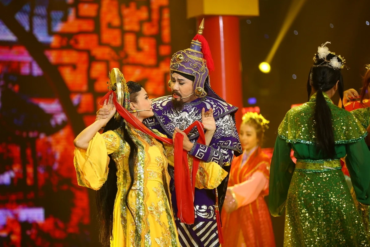 Hoai Linh hao phong tang tien,  Hoai Linh lay tien tui ung ho,  Hoang Chau anh 11