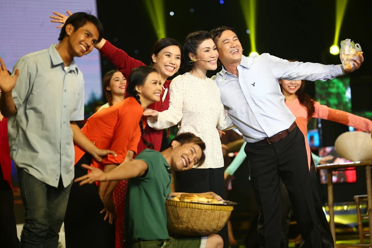 Hoai Linh hao phong tang tien,  Hoai Linh lay tien tui ung ho,  Hoang Chau anh 9