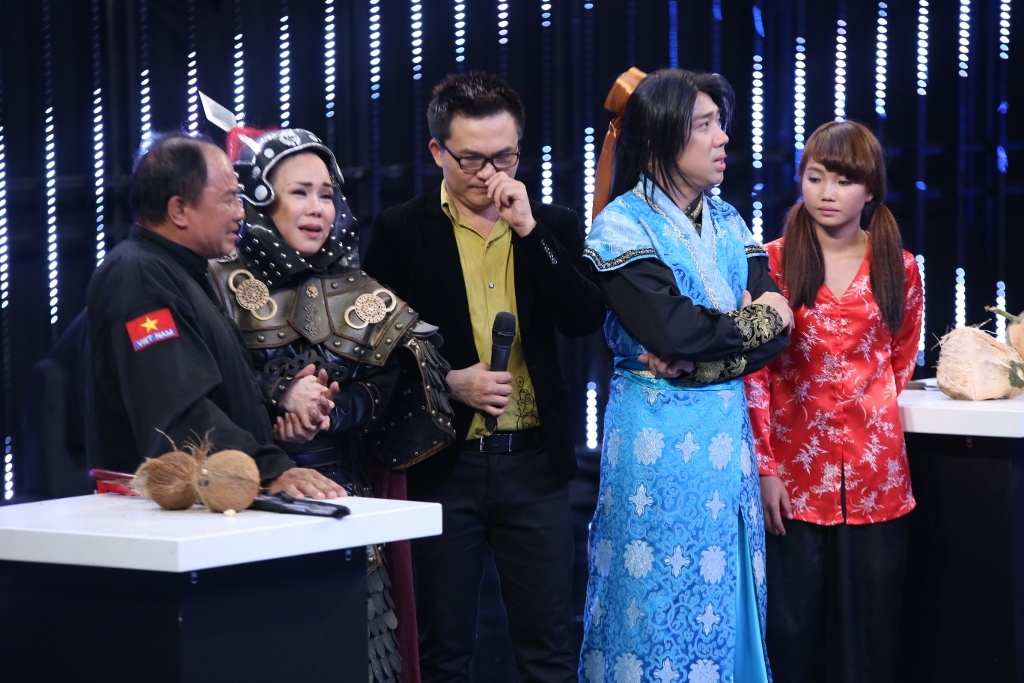 Trấn Thành tặng tiền cho quái kiệt,  Trấn Thành ủng hộ 10 triệu đồng,  lột dừa bằng răng ảnh 12 Tran Thanh tang tien cho quai kiet,  Tran Thanh ung ho 10 trieu dong,  lot dua bang rang anh 12