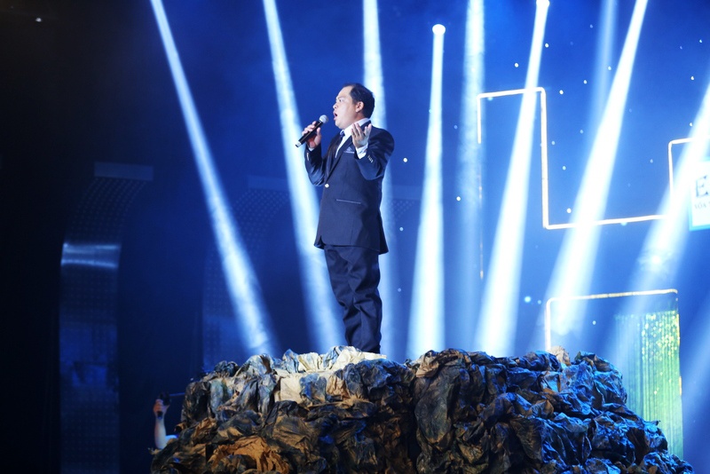 Dong Dao gap tinh huong kho xu tren san khau anh 9