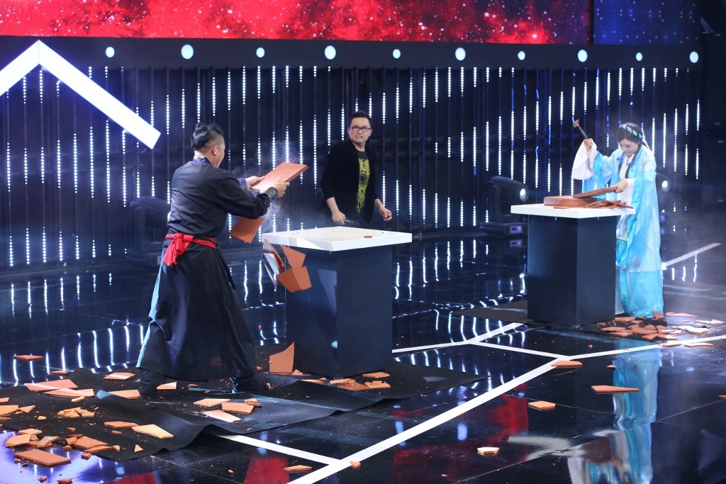 Việt Hương,  Trấn Thành tặng tiền đấu sĩ ảnh 3 Viet Huong,  Tran Thanh tang tien dau si anh 3