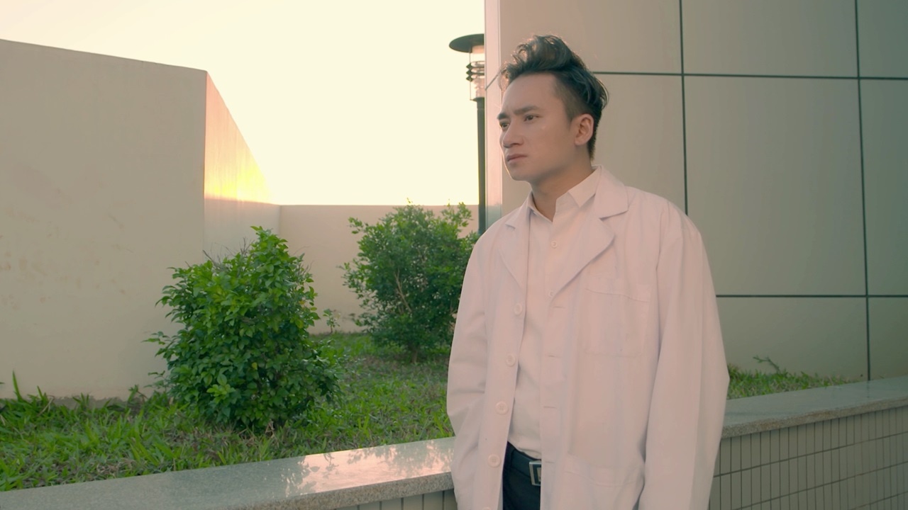 Đông Nhi bị lính mới đánh bại ảnh 1 Dong Nhi bi linh moi danh bai anh 1