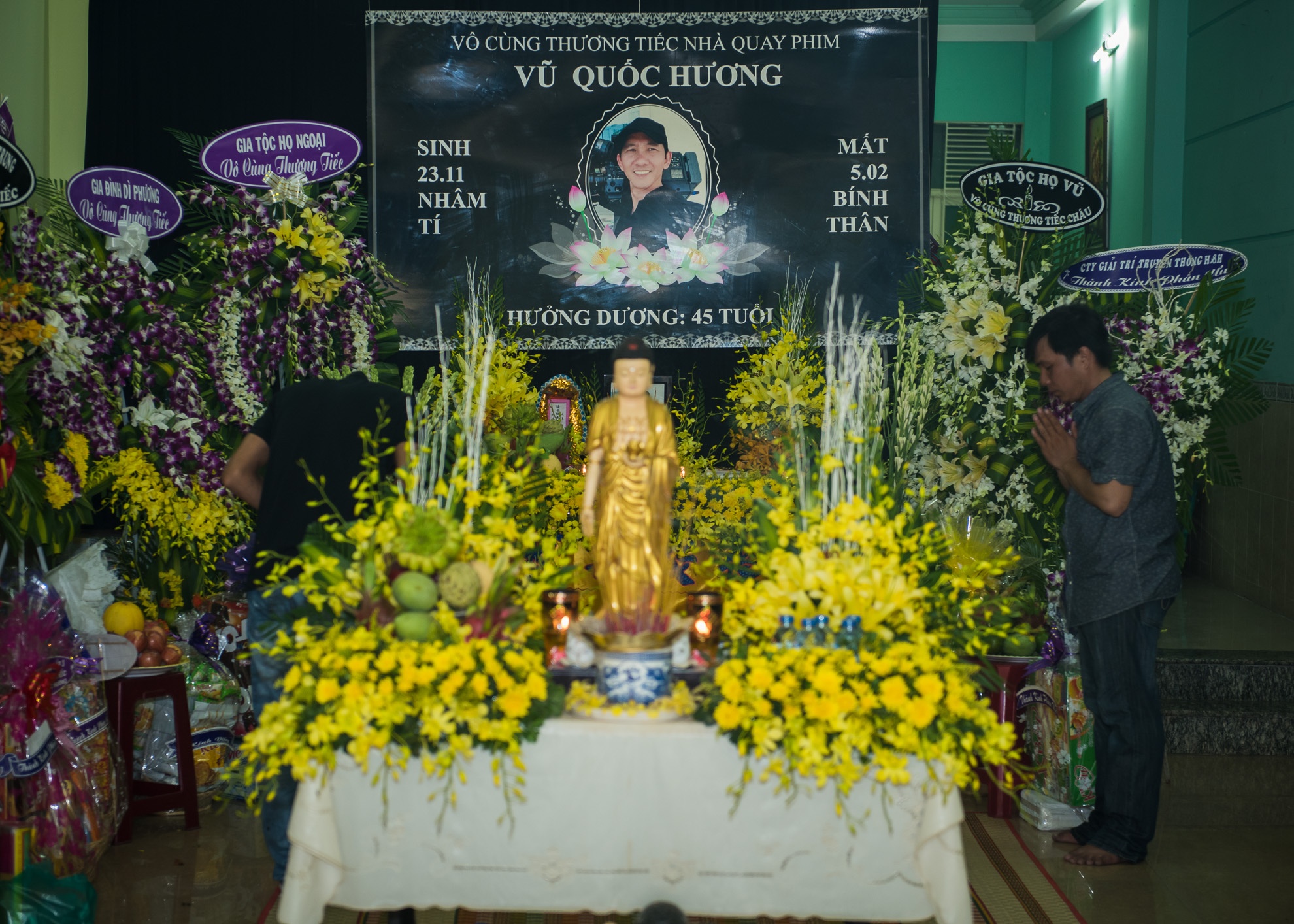 chị gái Quốc Hương ngất xỉu trong đám tang ảnh 1 chi gai Quoc Huong ngat xiu trong dam tang anh 1