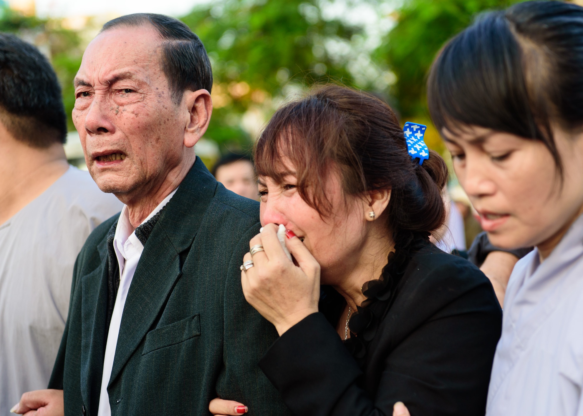 chị gái Quốc Hương ngất xỉu trong đám tang ảnh 6 chi gai Quoc Huong ngat xiu trong dam tang anh 6