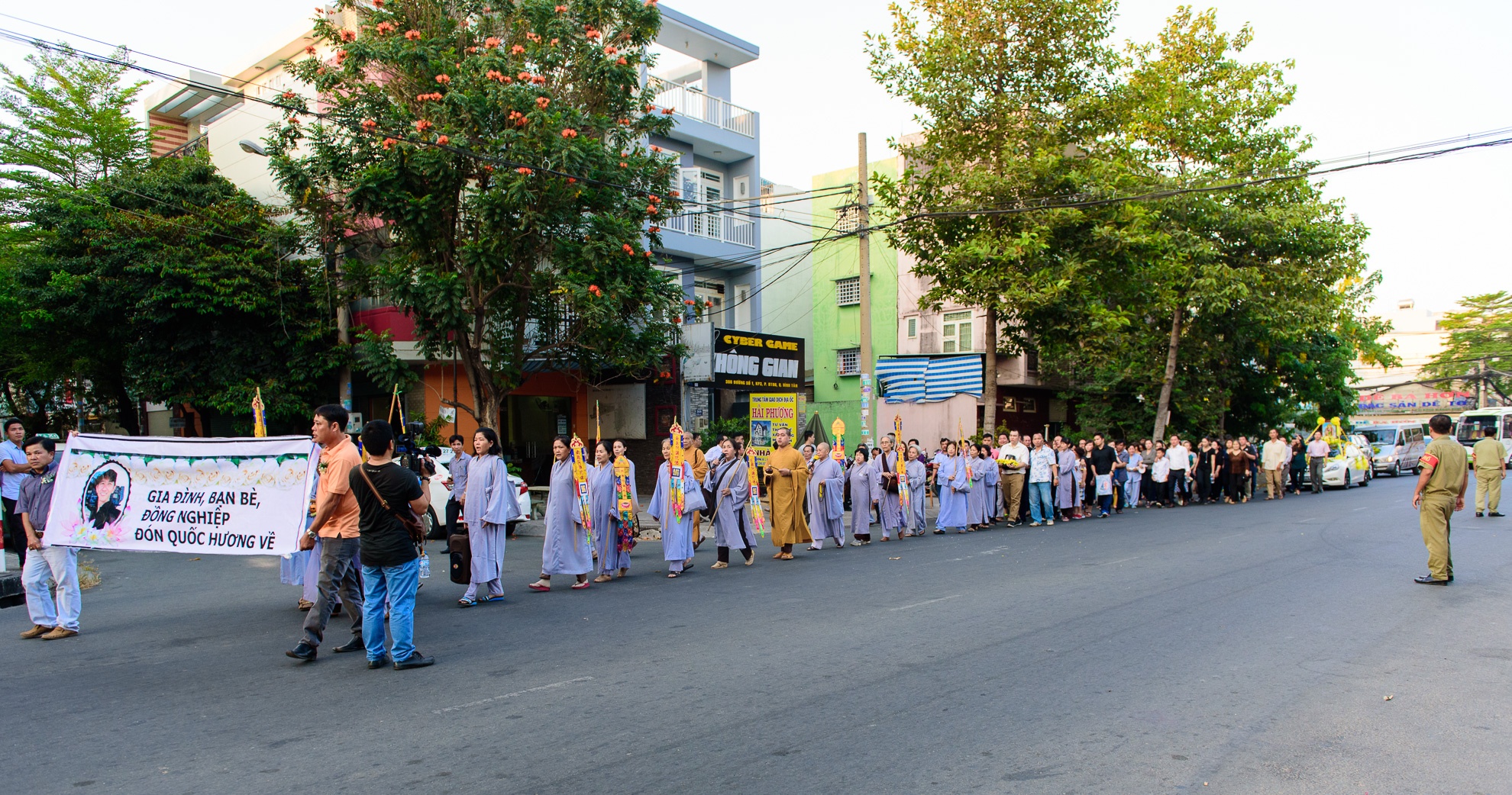 chị gái Quốc Hương ngất xỉu trong đám tang ảnh 7 chi gai Quoc Huong ngat xiu trong dam tang anh 7