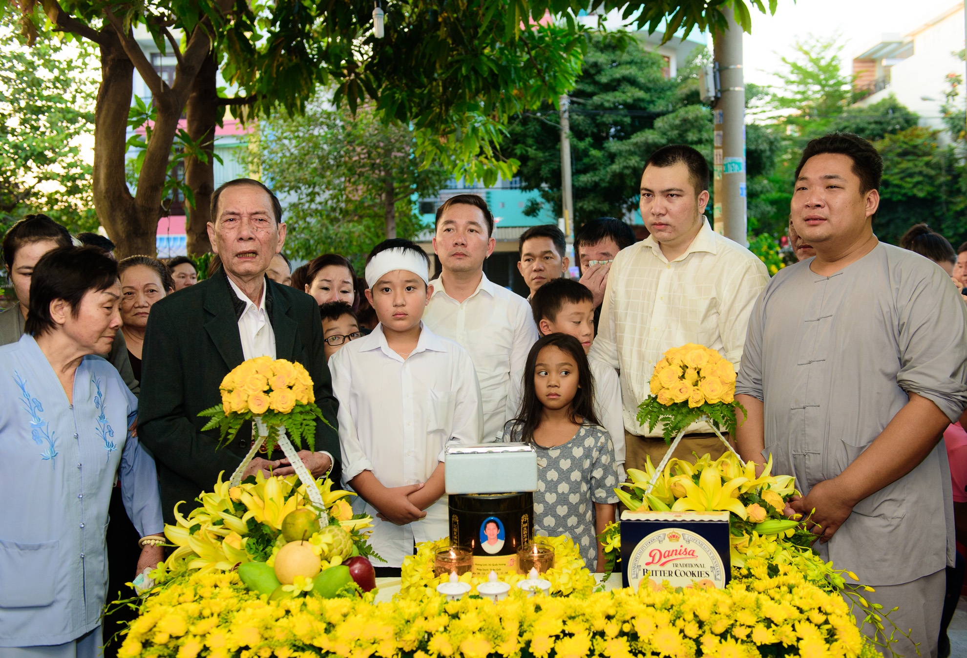 chị gái Quốc Hương ngất xỉu trong đám tang ảnh 8 chi gai Quoc Huong ngat xiu trong dam tang anh 8