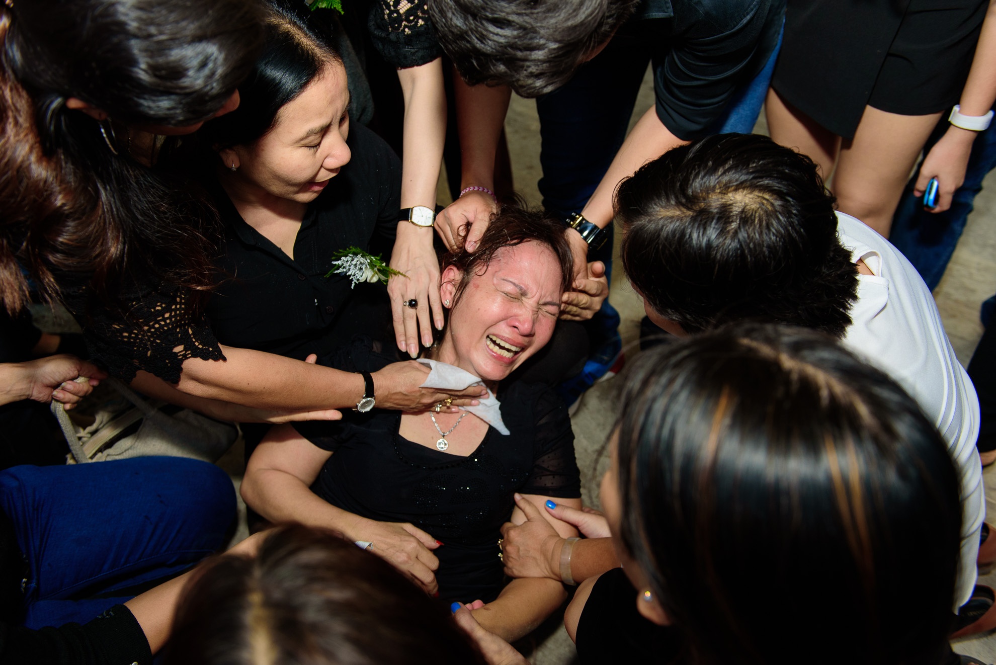 chị gái Quốc Hương ngất xỉu trong đám tang ảnh 9 chi gai Quoc Huong ngat xiu trong dam tang anh 9