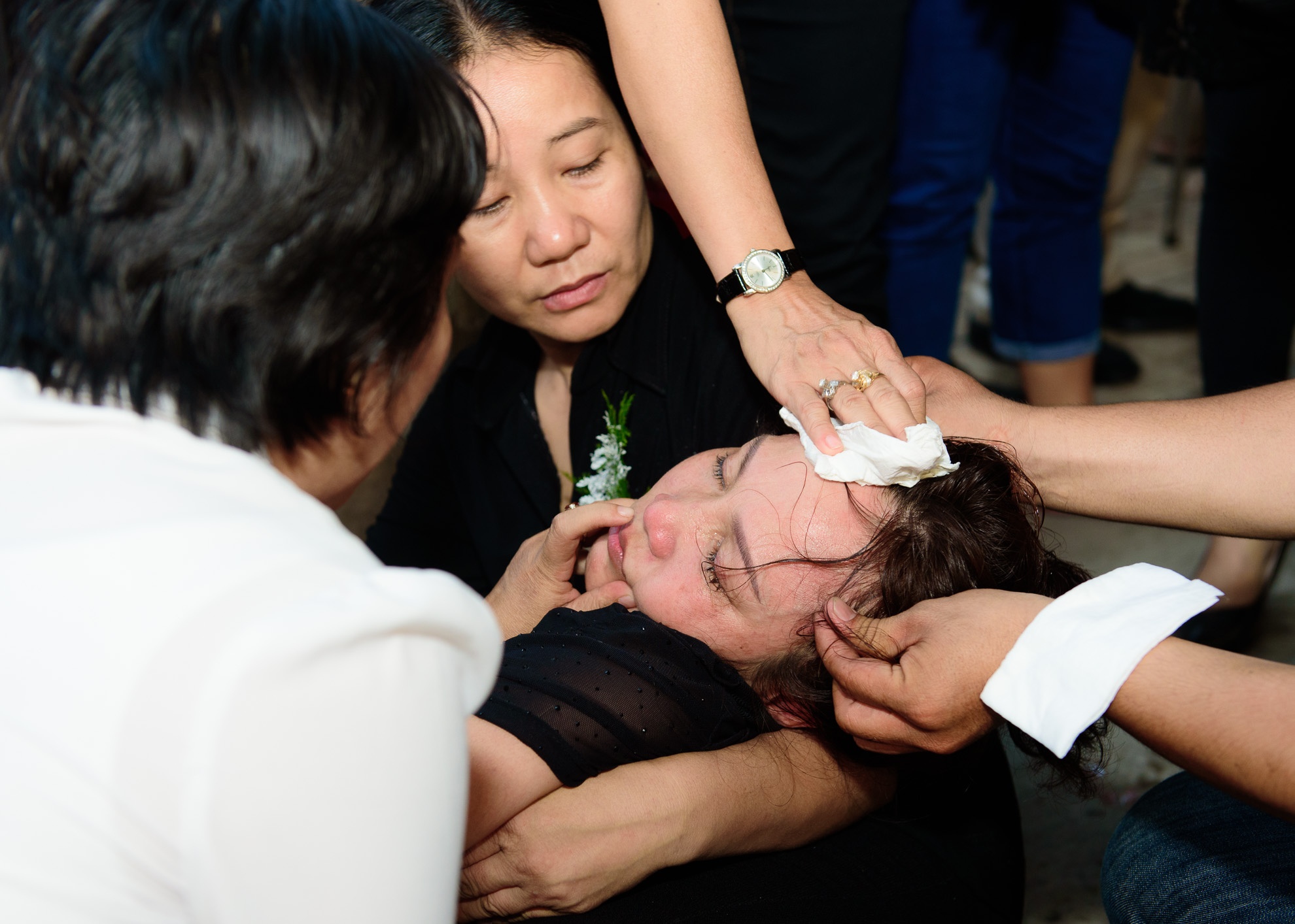 chị gái Quốc Hương ngất xỉu trong đám tang ảnh 10 chi gai Quoc Huong ngat xiu trong dam tang anh 10