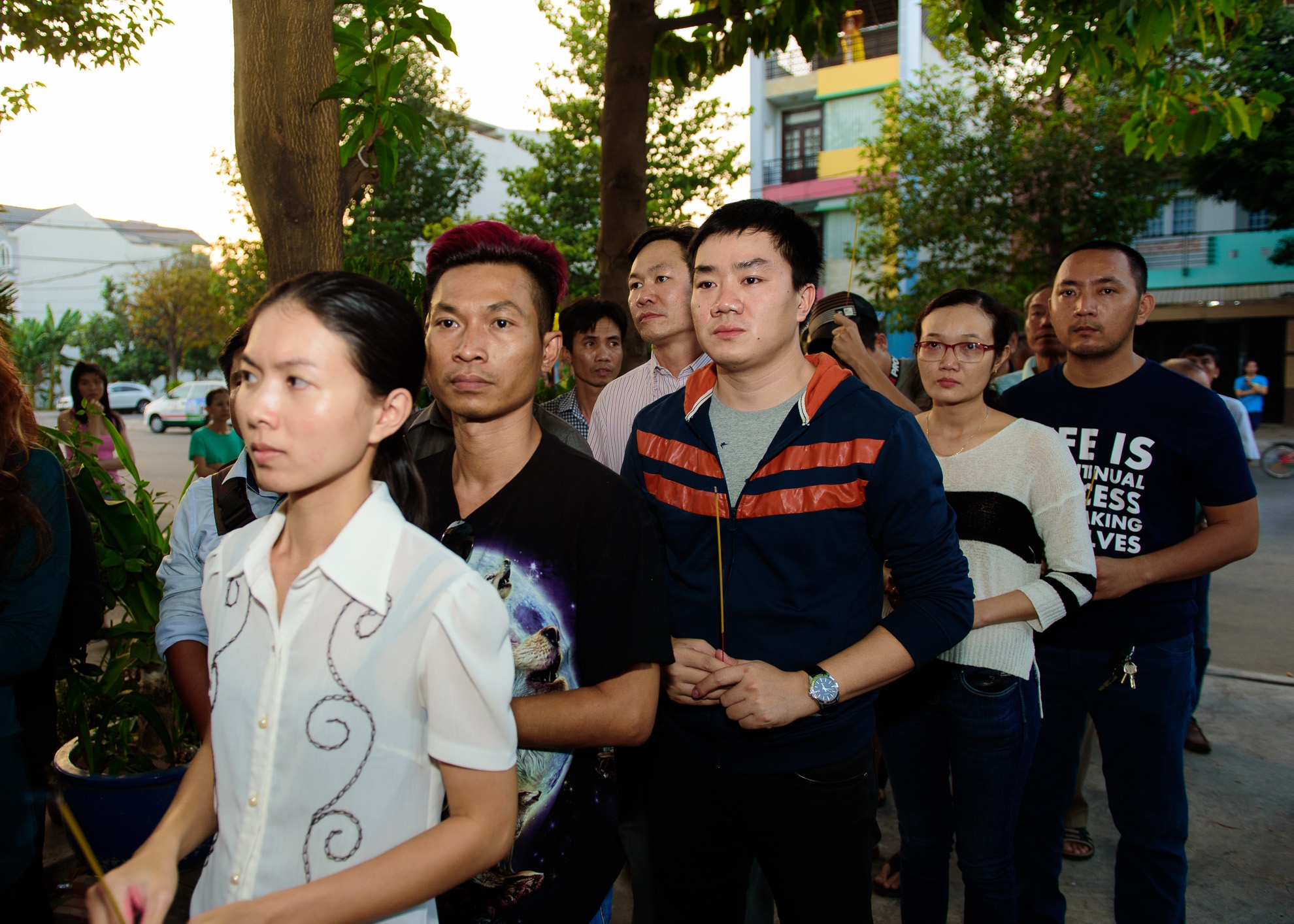 chị gái Quốc Hương ngất xỉu trong đám tang ảnh 13 chi gai Quoc Huong ngat xiu trong dam tang anh 13