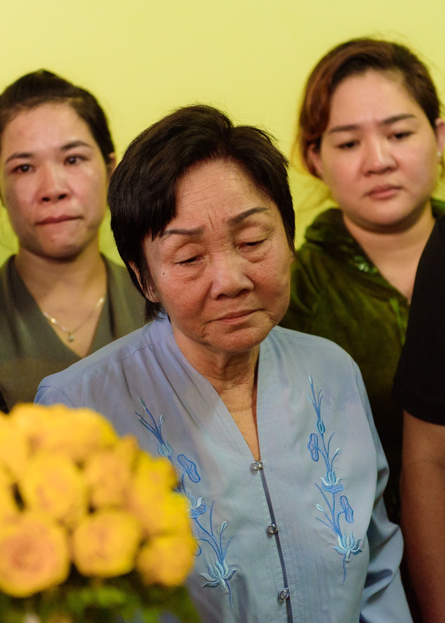 chị gái Quốc Hương ngất xỉu trong đám tang ảnh 11 chi gai Quoc Huong ngat xiu trong dam tang anh 11