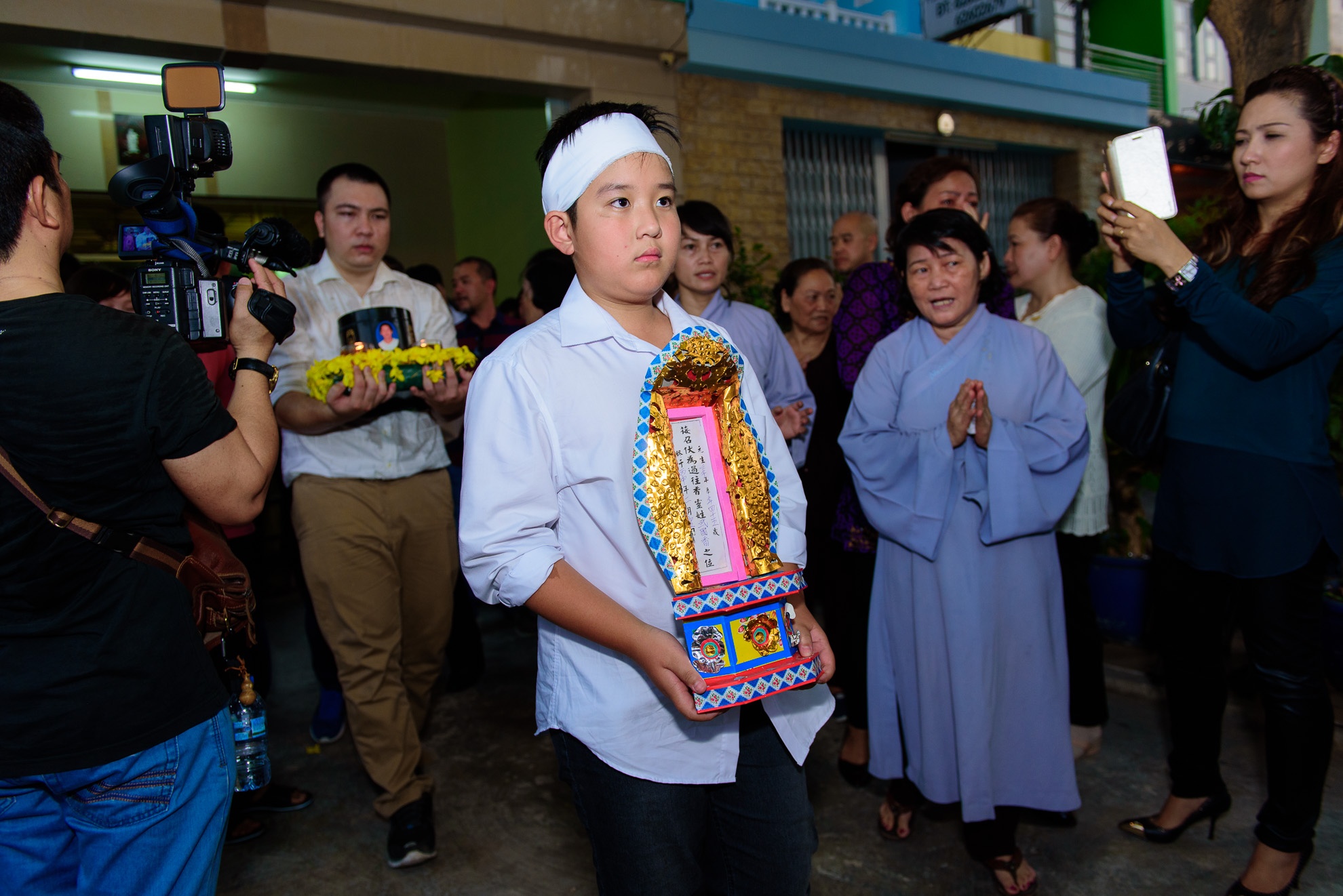 chị gái Quốc Hương ngất xỉu trong đám tang ảnh 12 chi gai Quoc Huong ngat xiu trong dam tang anh 12