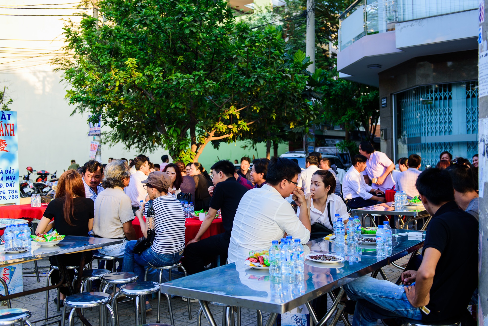 chị gái Quốc Hương ngất xỉu trong đám tang ảnh 2 chi gai Quoc Huong ngat xiu trong dam tang anh 2