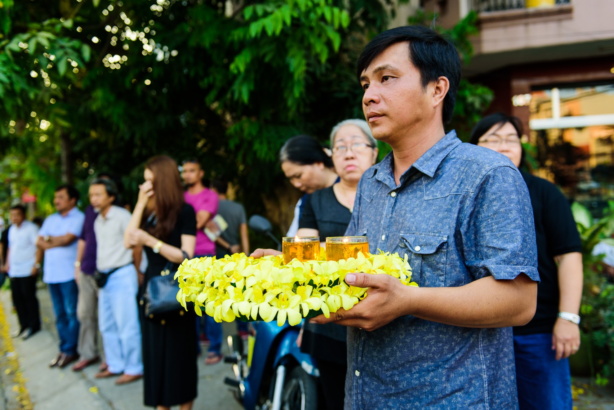 chị gái Quốc Hương ngất xỉu trong đám tang ảnh 3 chi gai Quoc Huong ngat xiu trong dam tang anh 3