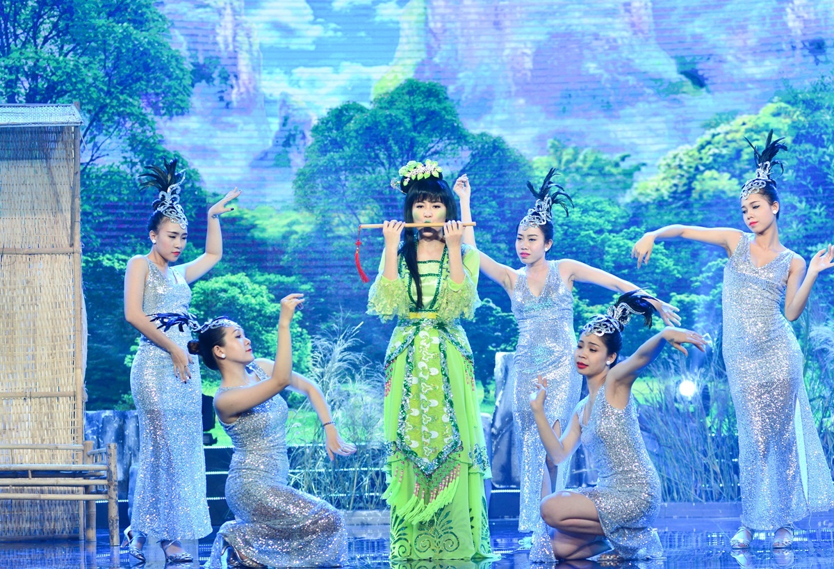 Thuy Nga cam dao ruot duoi Chi Tai anh 5