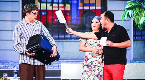 Thuy Nga cam dao ruot duoi Chi Tai trong tieu pham hai hinh anh