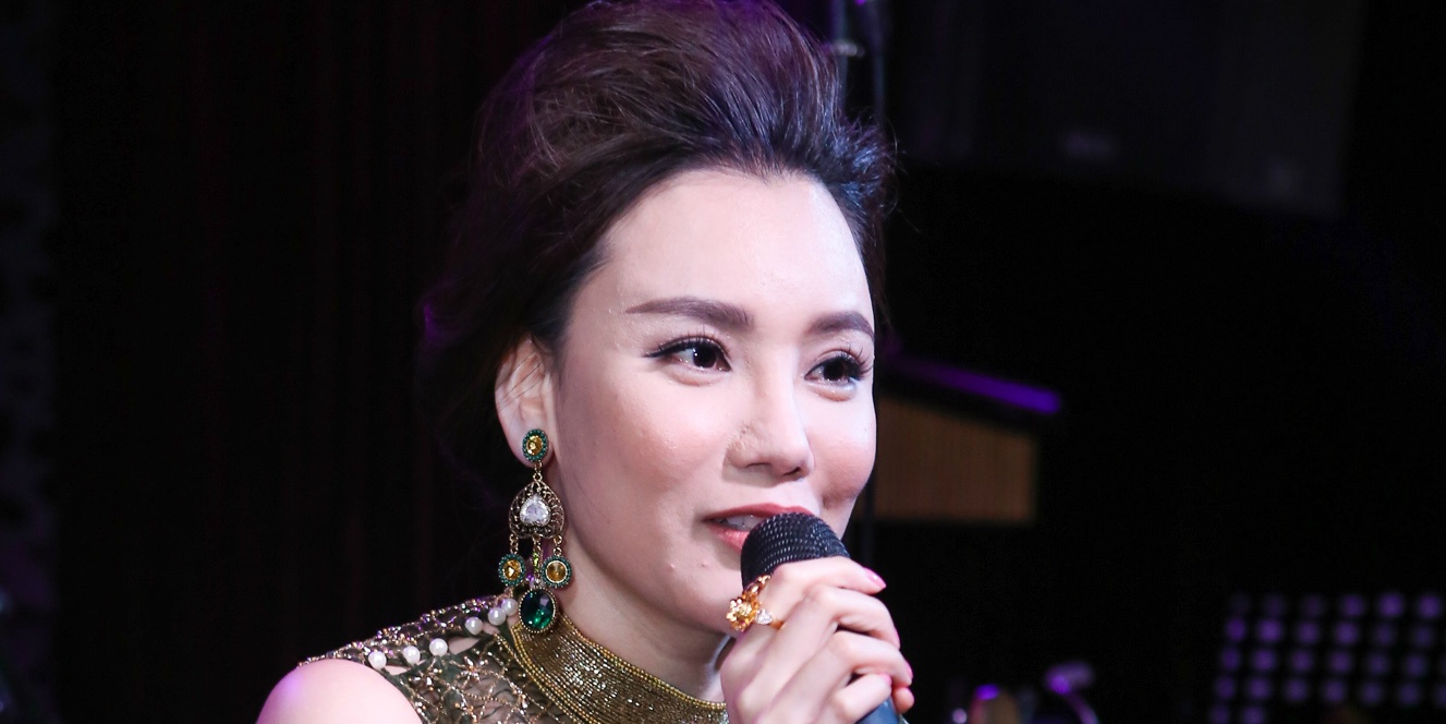 Ho Quynh Huong hat live 'Chi la anh thoi' hinh anh