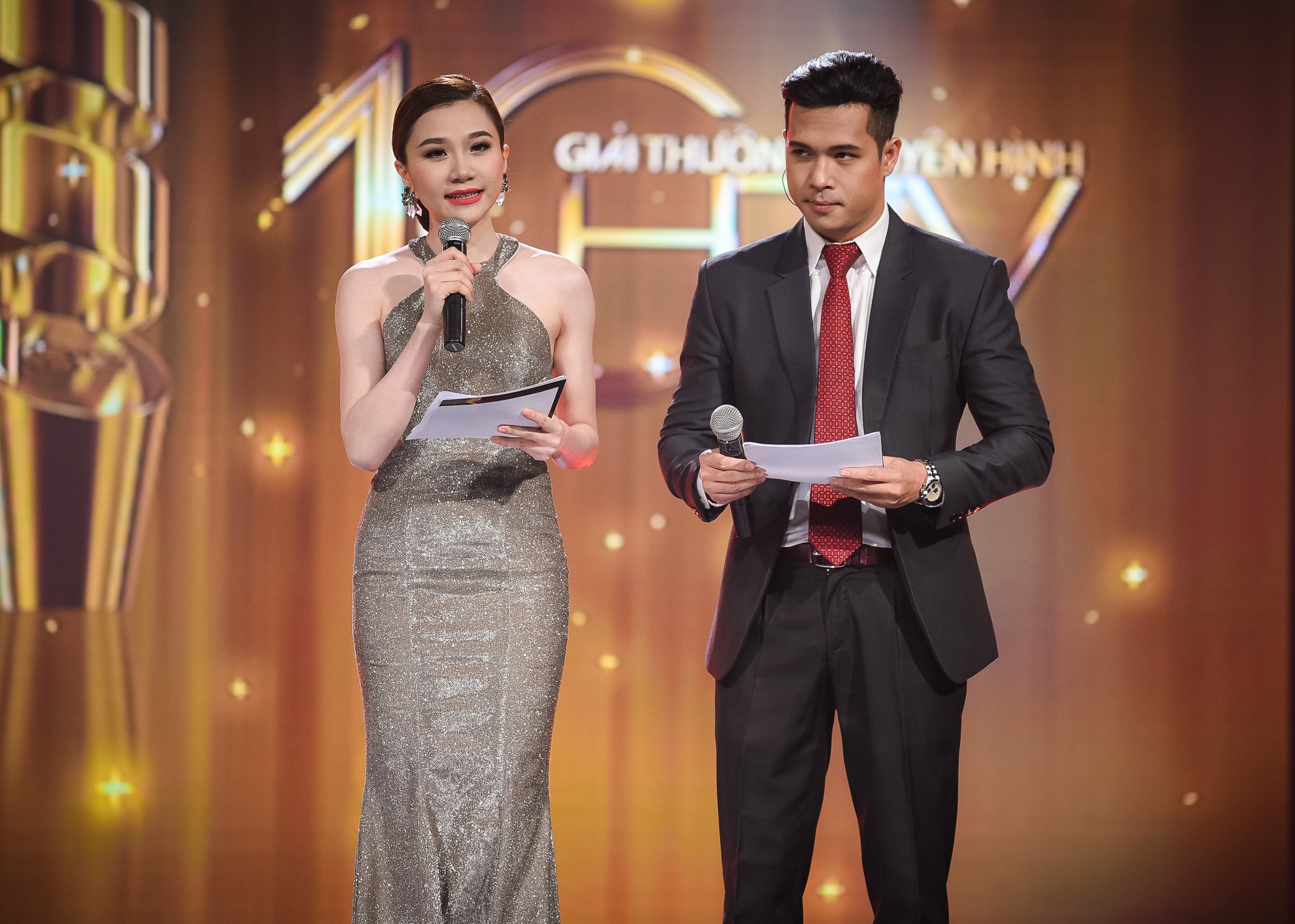 Chi Pu hôn Nhan Phúc Vinh đến tê môi ảnh 1 Chi Pu hon Nhan Phuc Vinh den te moi anh 1