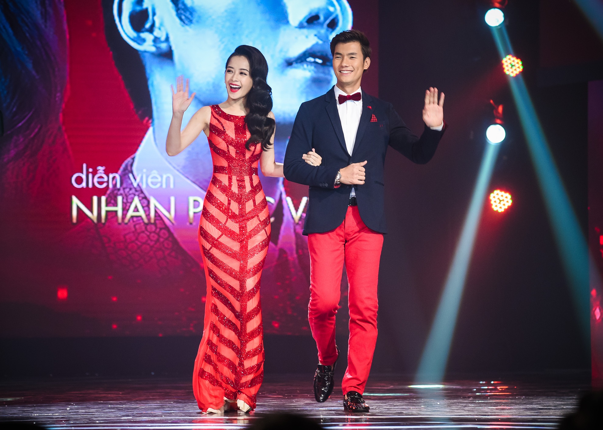 Chi Pu hôn Nhan Phúc Vinh đến tê môi ảnh 2 Chi Pu hon Nhan Phuc Vinh den te moi anh 2