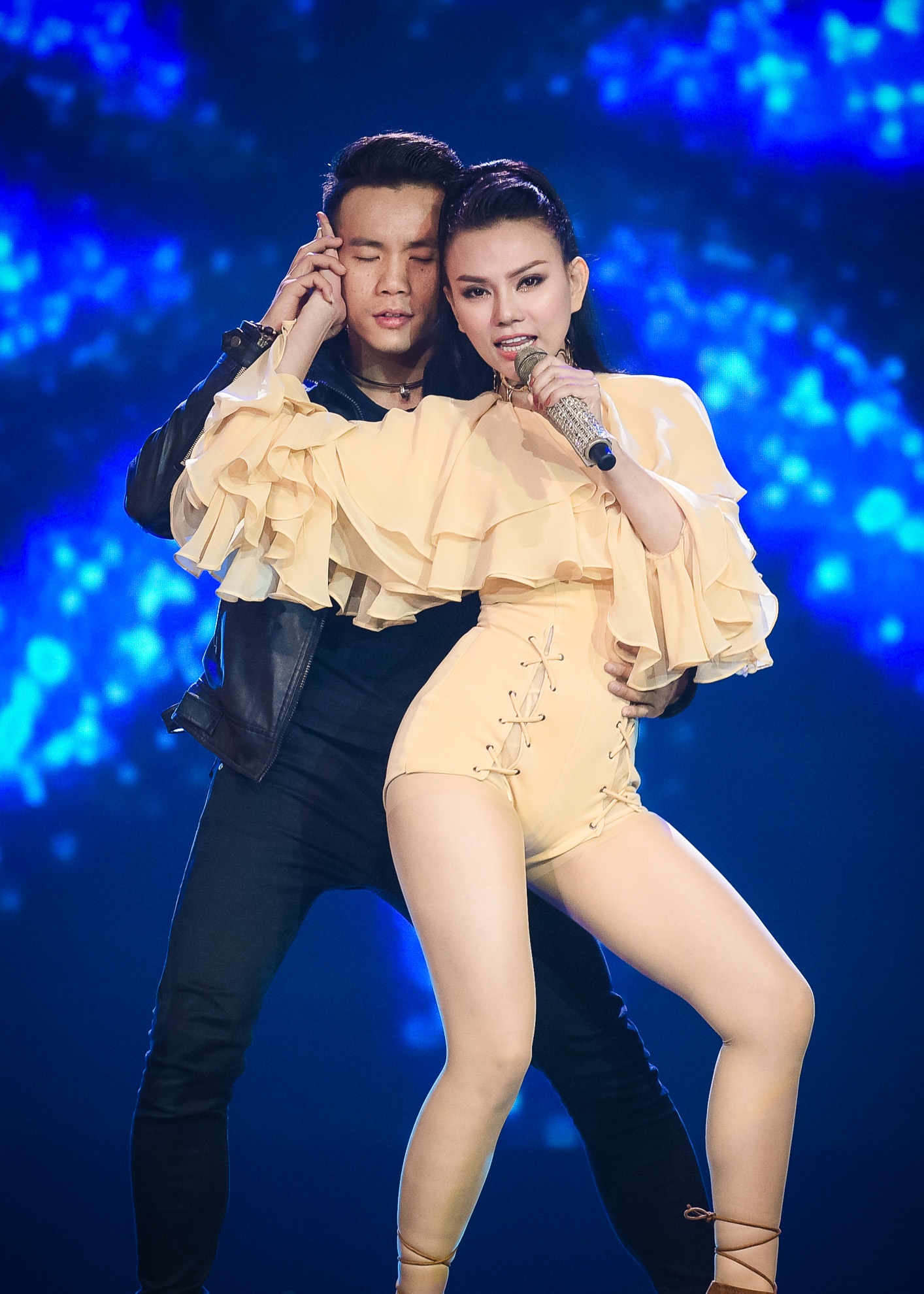 Chi Pu hôn Nhan Phúc Vinh đến tê môi ảnh 12 Chi Pu hon Nhan Phuc Vinh den te moi anh 12