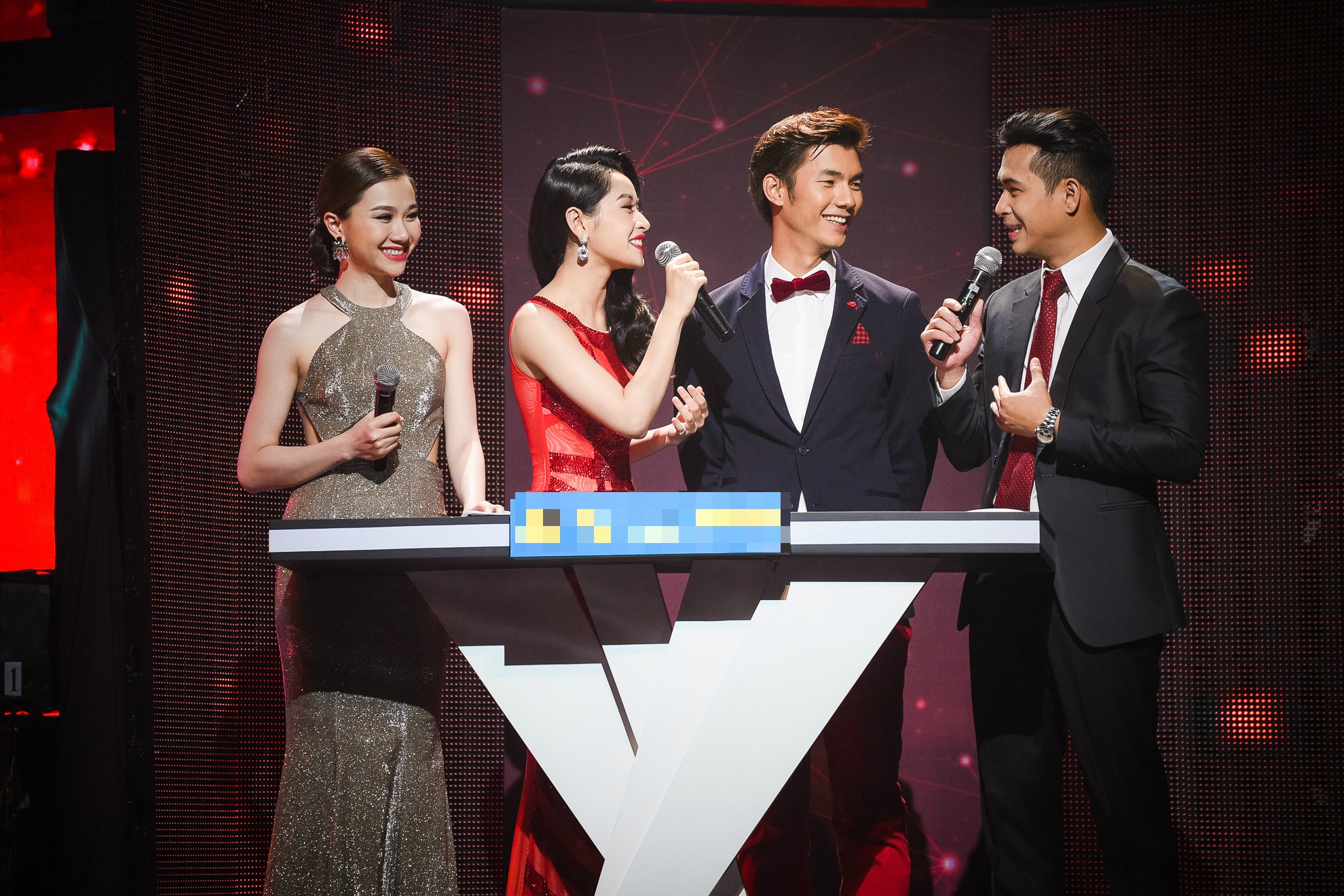 Chi Pu hôn Nhan Phúc Vinh đến tê môi ảnh 3 Chi Pu hon Nhan Phuc Vinh den te moi anh 3