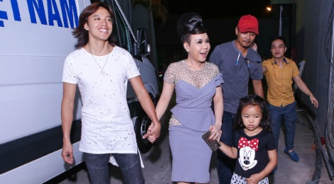 Chong va con gai den truong quay co vu Viet Huong hinh anh