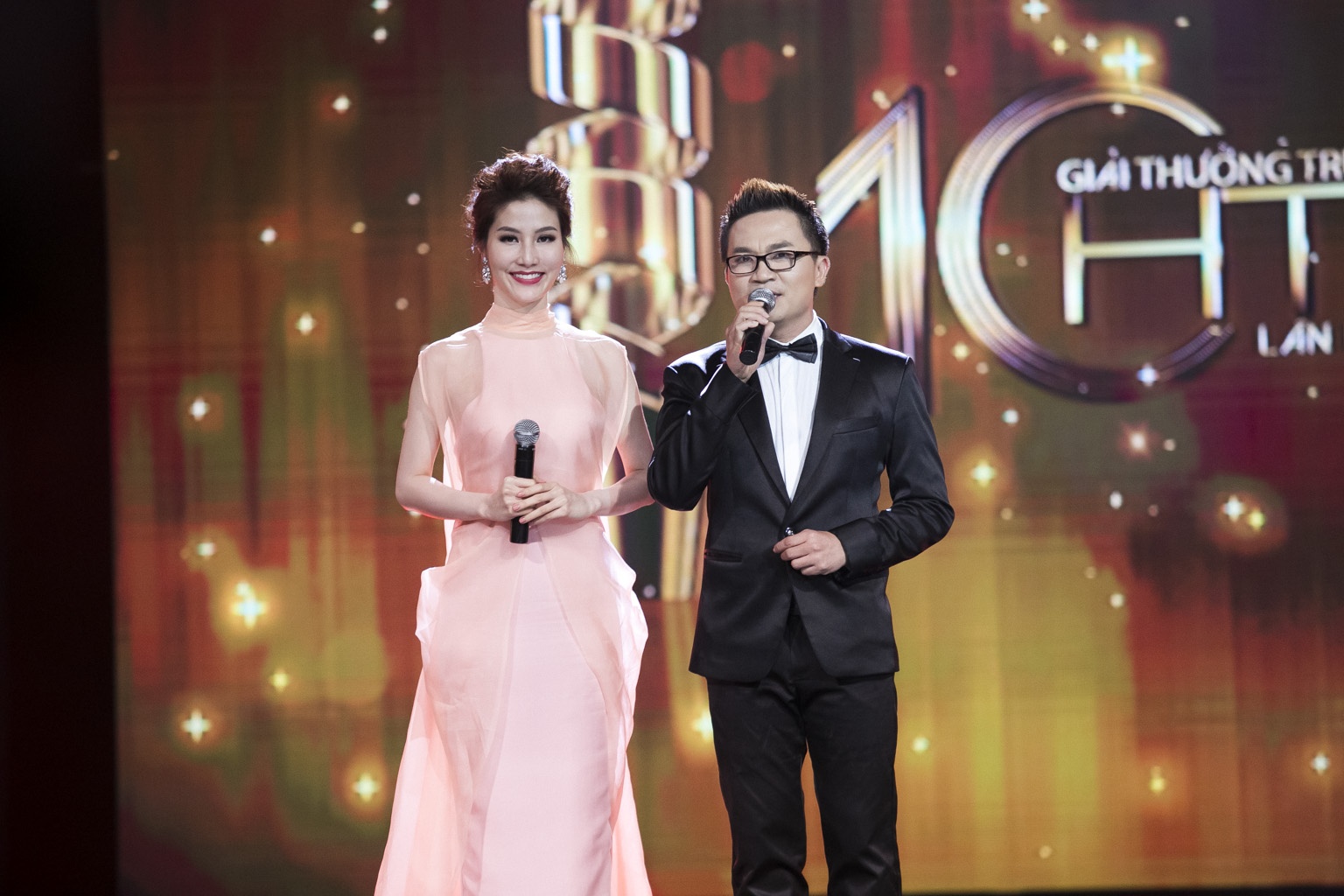 Trấn Thành hát khuấy động sân khấu ảnh 1 Tran Thanh hat khuay dong san khau anh 1