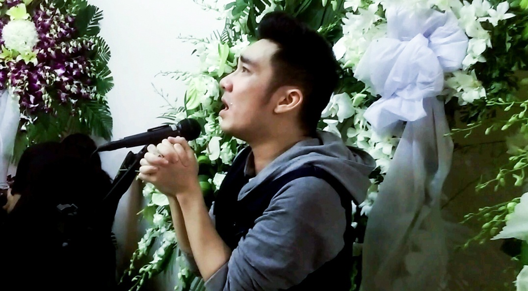 Quang Ha om mat khoc hat Buon oi, chao mi hinh anh