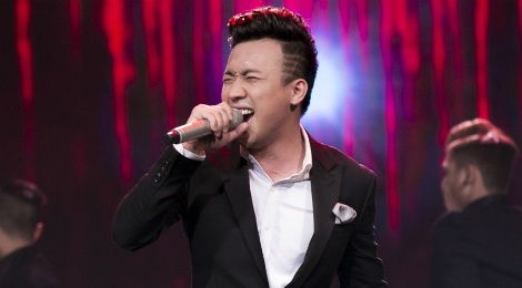 Tran Thanh tro tai ca hat, keu goi khan gia binh chon hinh anh