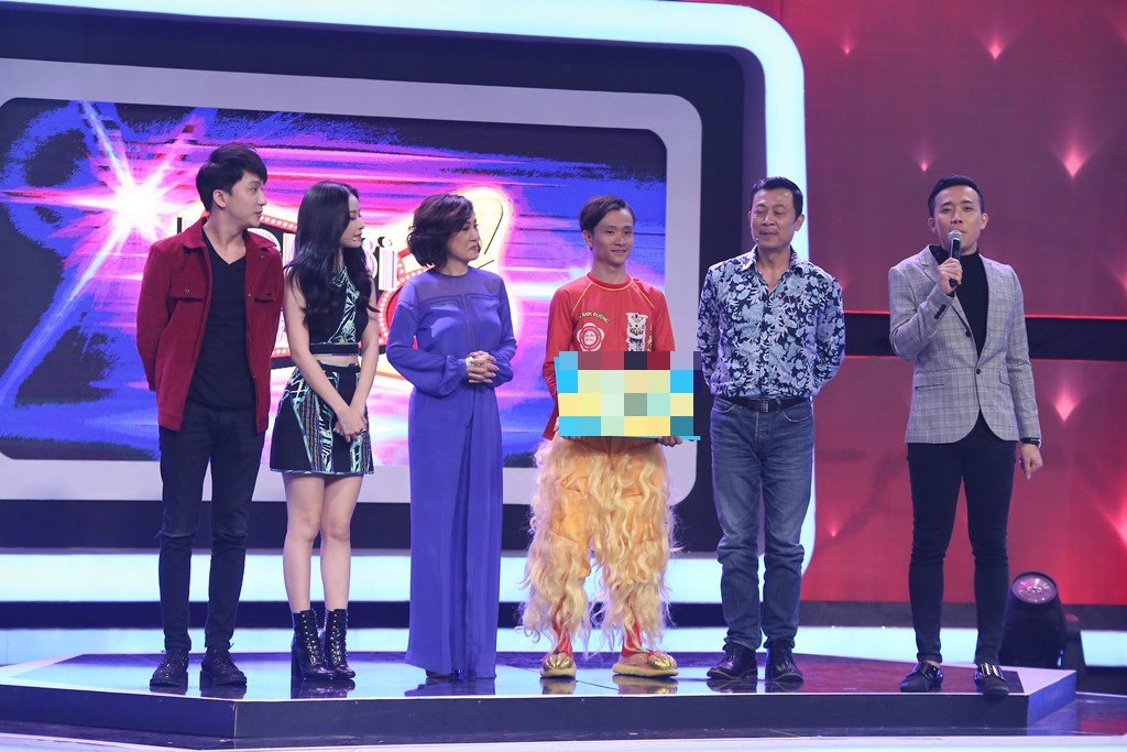 Vân Sơn tặng tiền cho người khuyết tật ảnh 14 Van Son tang tien cho nguoi khuyet tat anh 14