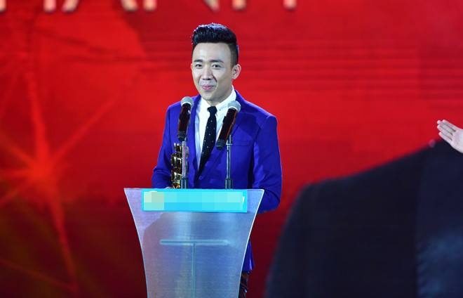 Tran Thanh nhan 2 giai thuong HTV Awards 2016 hinh anh