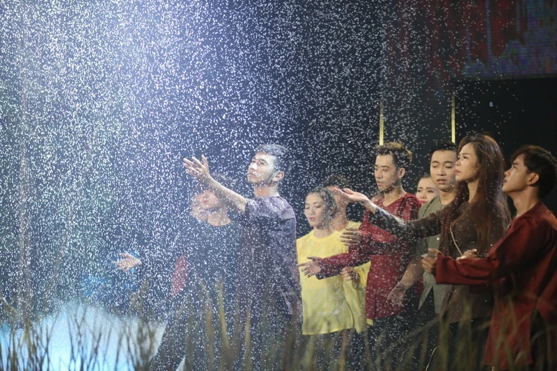 Hoang Bach xin loi hoc tro anh 6