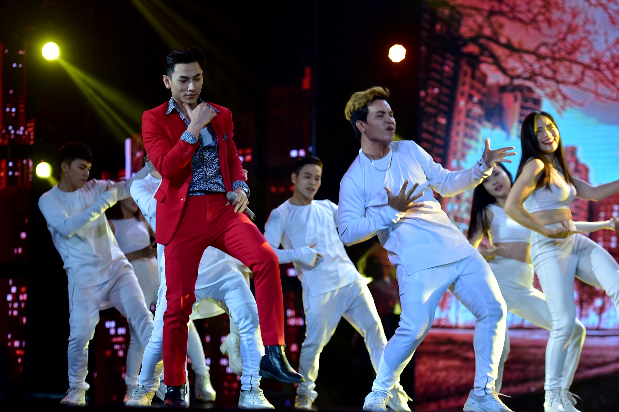 Dong Nhi va Isaac quyen ru tren san khau anh 4