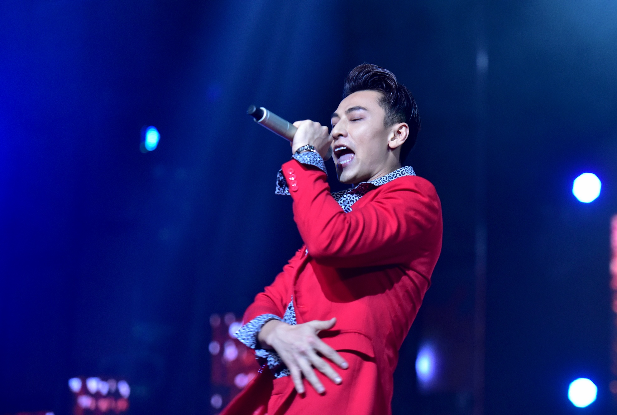 Dong Nhi va Isaac quyen ru tren san khau anh 5