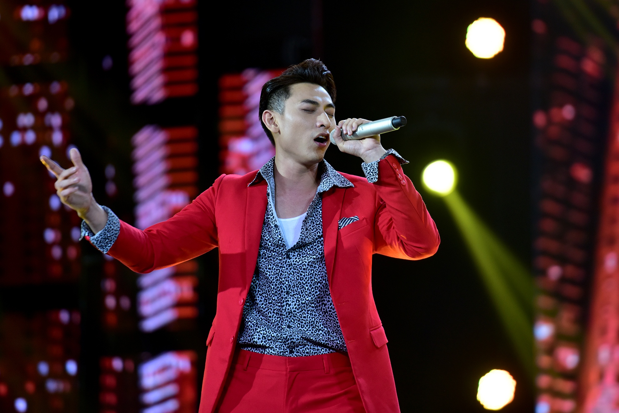 Dong Nhi va Isaac quyen ru tren san khau anh 6