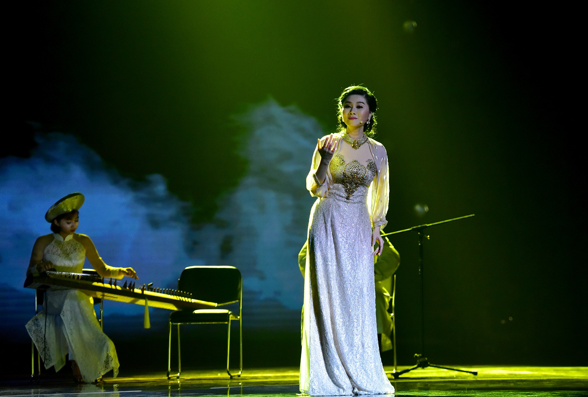 Dong Nhi va Isaac quyen ru tren san khau anh 9