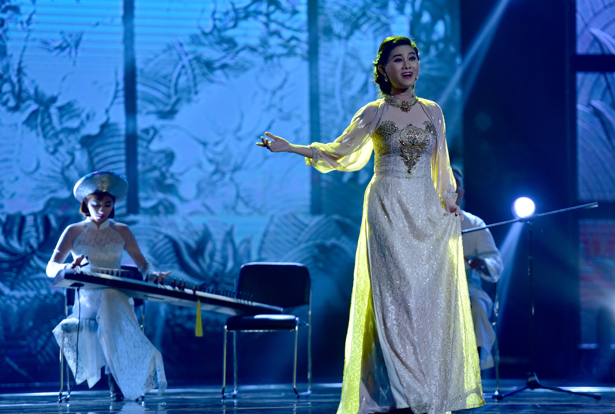 Dong Nhi va Isaac quyen ru tren san khau anh 10