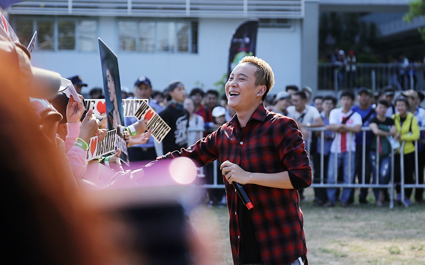 khán giả xé rào gặp Sơn Tùng M-TP ảnh 13 khan gia xe rao gap Son Tung M-TP anh 13